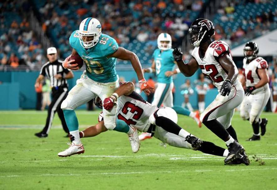 Miami (Florida): Thomas Duarte, tight end dei Miami Dolphins placcato da Jack Lynn linebacker degli Atlanta Hawks (Reuters)